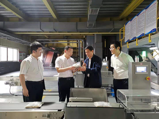 中國建筑材料聯(lián)合會(huì)原會(huì)長(zhǎng)喬龍德一行到公司調(diào)研