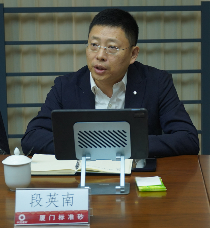 中國(guó)建材聯(lián)合會(huì)原會(huì)長(zhǎng)喬龍德蒞臨廈門標(biāo)準(zhǔn)砂調(diào)研指導(dǎo)